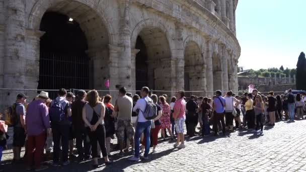Retrato del grupo de turistas hacen la fila para entrar en el Coliseo, junio 2017, Roma, Italia — Vídeo de stock