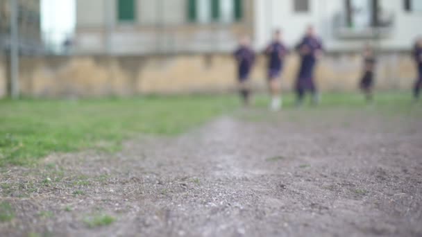 Niewyraźne football team szkolenia uruchomiona na boisku — Wideo stockowe