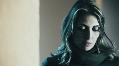 Düşünme Sad ve üzgün genç sarışın bir kadın yalnız,