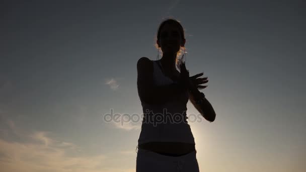 Sexy vrouw silhouet alleen dansen op de zonsondergang - slow motion — Stockvideo