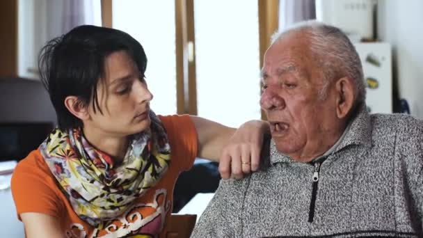Boze oude man praten met haar kleindochter thuis — Stockvideo