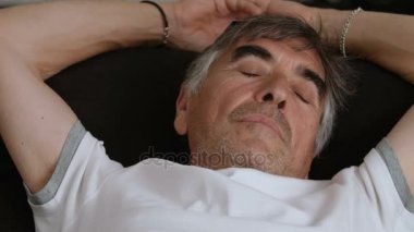 yakışıklı olgun huzur içinde uyuyor koltukta yalan rahat