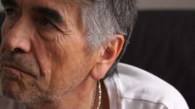 Kameraya bakarak ciddi ve kızgın olgun adam