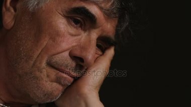 Hayalifener ve üzgün olgun adam. Dalgın adam portresi kapatın