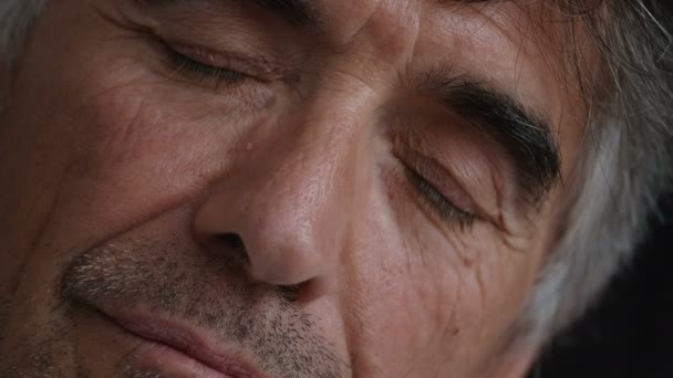 Close-up no homem maduro com abertura de eys fechado — Vídeo de Stock