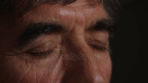 Nachdenkliche reife Mann mit geschlossenen Augen Öffnung, Nahaufnahme — Stockvideo