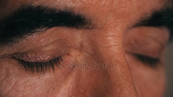 Triest en doordachte volwassen man's ogen-close up — Stockvideo