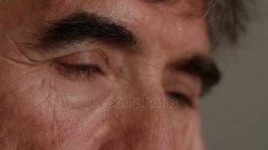 Hayalifener ve dalgın olgun adam gözleri kapalı