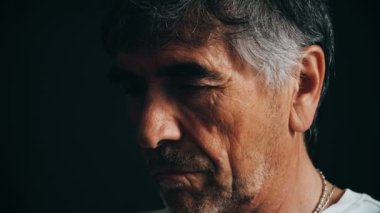 Yakışıklı olgun adam. 