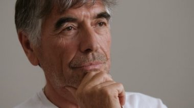 Yakışıklı olgun adam. 