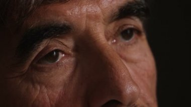 Yakışıklı olgun adam. 