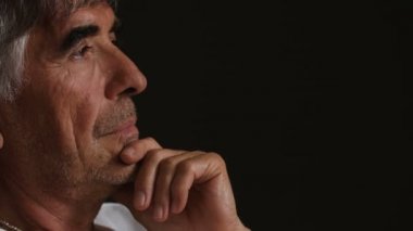 Yakışıklı olgun adam. 