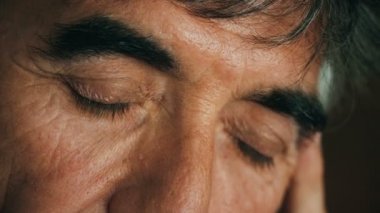 Yakışıklı olgun adam. 
