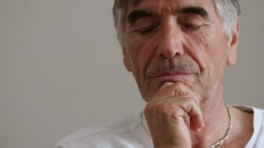 Yakışıklı olgun adam. 