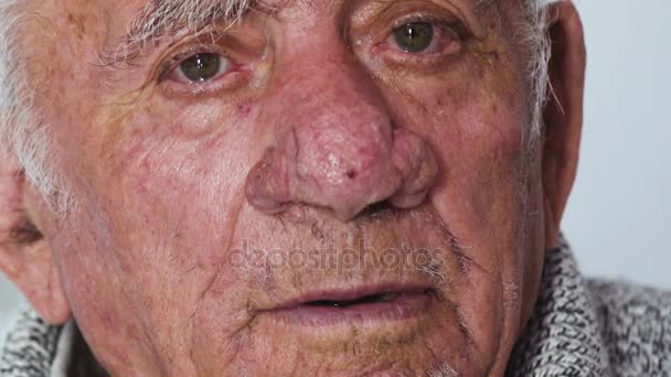 Vecchio triste e depresso. Ritratto di uomo anziano pensieroso — Video Stock