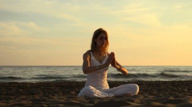 Yoga gün batımında sahilde: Sakin ol, meditasyon, sağlık