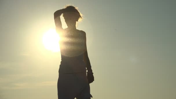Summer freedom: beautiful woman silhouette dancing in the sunset — Stock Video