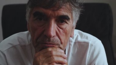 Yakışıklı olgun adam. 