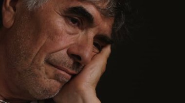 Yakışıklı olgun adam. 