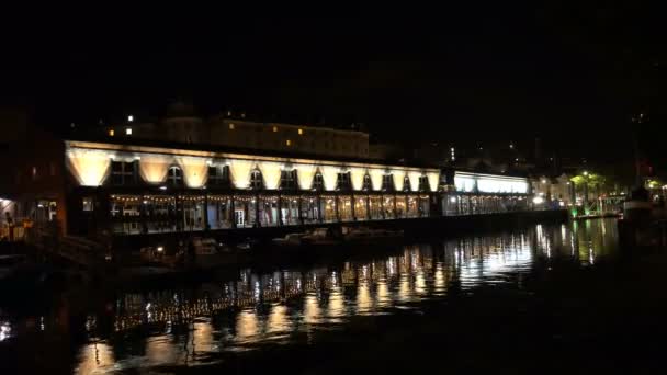 Vista nocturna de las discotecas de iluminación en el lado del puerto en verano Bristol, Reino Unido — Vídeos de Stock