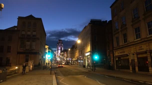 Sugerente vista nocturna de la calle del parque, Universidad de Bristol, Reino Unido — Vídeos de Stock