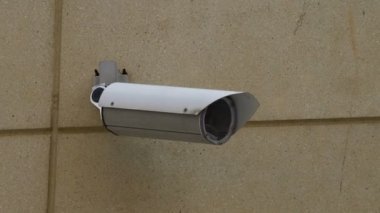 Duvarda gözetleme kamera 