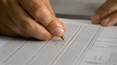 Birden çok seçim testi doldurma öğrenci yandan yakın çekim