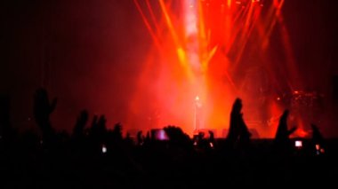 insanlar ellerini bir konser sırasında dayak