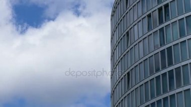 bulutlar cam işletme binası üzerinde yansıtan