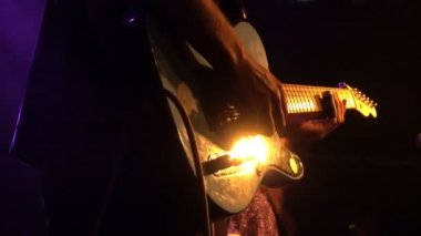 Bir rock konserinde Solo gitarist