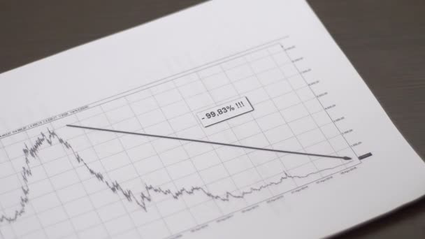 Affärsman slams handen på negativa ekonomiska diagram - slow motion — Stockvideo