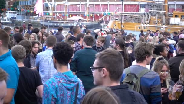 Menigte van mensen tijdens een stadsfestival — Stockvideo