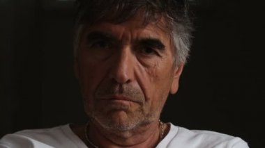  kızgın ve ciddi olgun adam