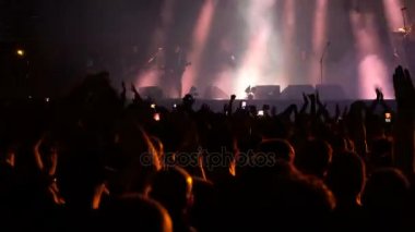 Fanlar alkışlamak ve onların el kaldırsın