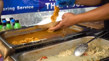 Tavuk şiş kağıt kutusuna koyarak Cook