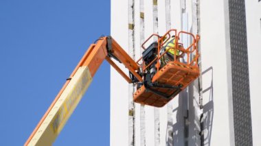 Construnction çalışan bir platform üzerinde