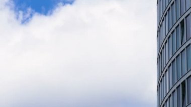 akan bulutlar camına yansıyan