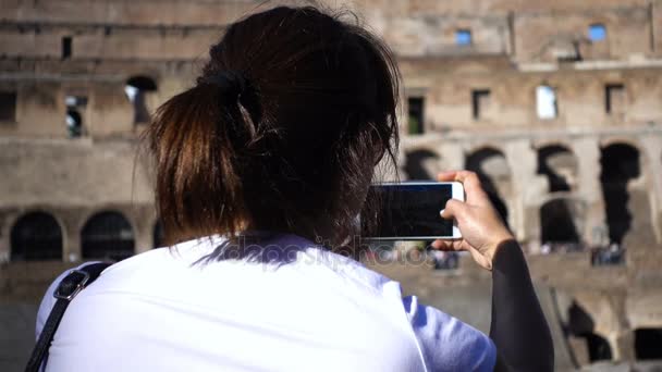 Женщина фотографируется в Колизее — стоковое видео