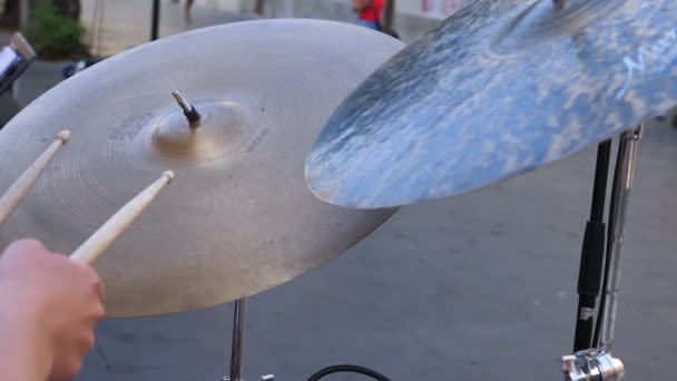 Барабанщик играет на барабане во время концерта — стоковое видео