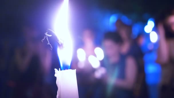 Kaars branden tijdens een processie torchlight — Stockvideo