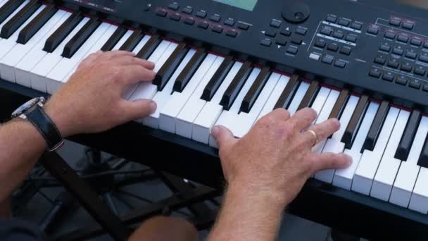 Pianista toca piano durante um concerto — Vídeo de Stock