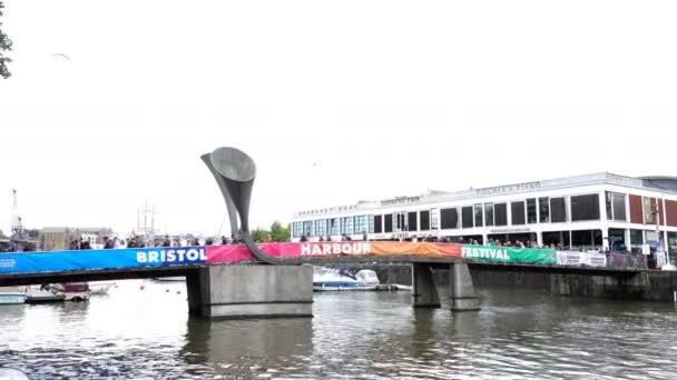Люди ходят по мосту — стоковое видео
