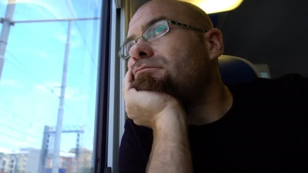 Hombre mirando por la ventana en el tren — Vídeos de Stock