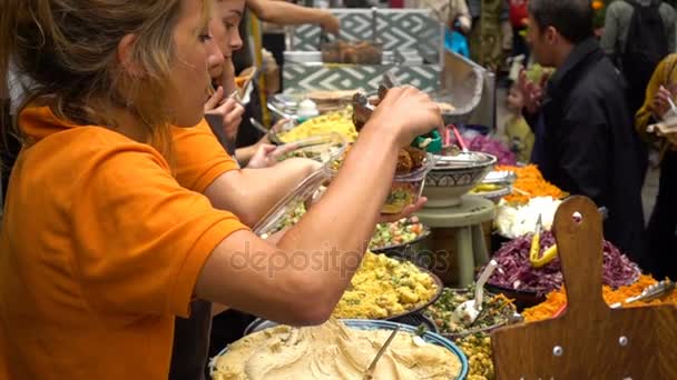 Menschen, die Essen auf einer Kirmes servieren — Stockvideo