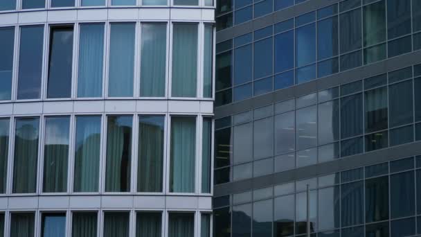 Nubes reflejando en Glass Business Building — Vídeos de Stock