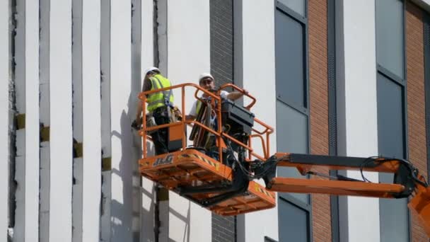 Construnction dělníci reapring okno na mrakodrap — Stock video