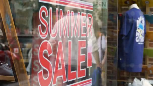 Летняя распродажа на витрине магазина — стоковое видео