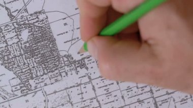 İş Yöneticisi'nın el işareti harita üzerinde 