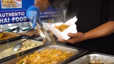 Şef erişte kağıt sepete koyar.