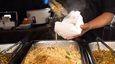 Cook lezzetli lahana turşusu koyar 